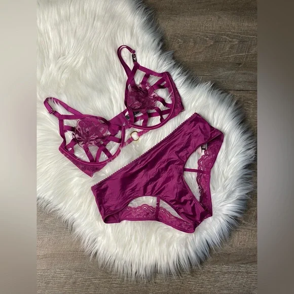 NWT Victoria’s Secret Cutout Bra and Matching Panties - Picture 1 of 7